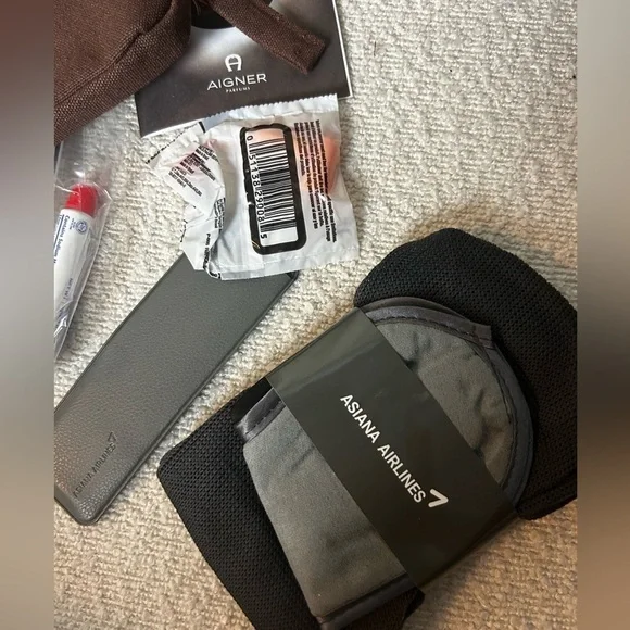 Etienne Aigner Business Class Amenities Bag New Tan Canvas with Amenit… - Picture 2 of 6